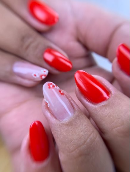 Alongamento de unhas vermelho com detalhes delicados