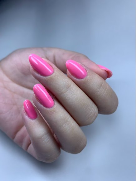 Unhas naturais com banho de gel rosa e acabamento uniforme
