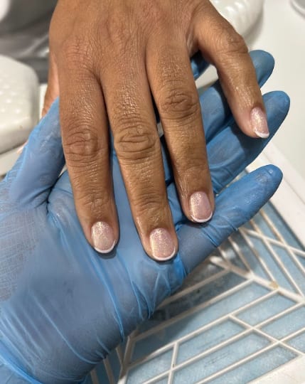 Esmaltação em gel minimalista com detalhes vermelhos