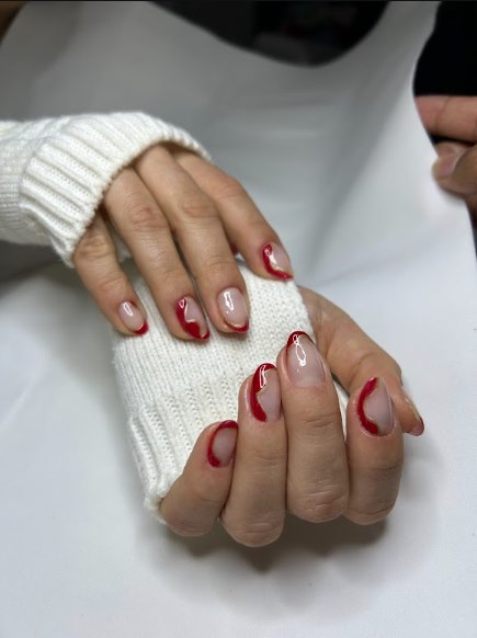 Esmaltação em gel minimalista com detalhes vermelhos