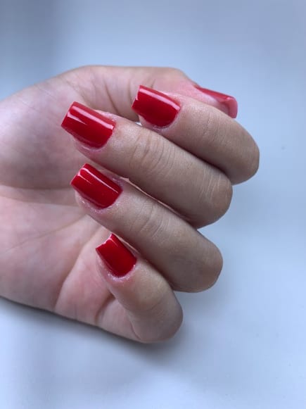 Unhas naturais depois da transformação de unhas roídas realizada por Grazi Souza