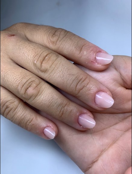 Unhas naturais depois da transformação de unhas roídas realizada por Grazi Souza